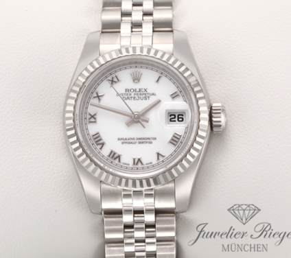 Uhransicht von vorne, hauptsächlich das Zifferblatt und die Lünette sichtbar. Rolex Lady Datejust Stahl Weissgold 750 179174 2008 Automatik Gold