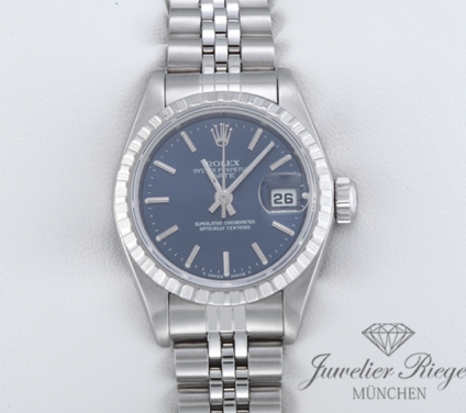 Uhransicht von vorne, hauptsächlich das Zifferblatt und die Lünette sichtbar. Rolex Lady Date 26 mm 2002 Edelstahl Damen Automatik Stahl