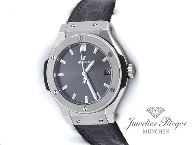 Bild 2 der Galerie: Hublot Lady Classic Fusion Racing Grey 33 mm 2016 581.NX.7071.LR Titan Damen