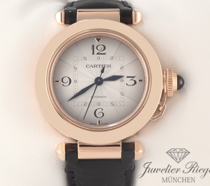 Uhransicht von vorne, hauptsächlich das Zifferblatt und die Lünette sichtbar. Cartier Pasha 35 mm WGPA0014 2021 Rosegold 750 Automatik Medium Damen