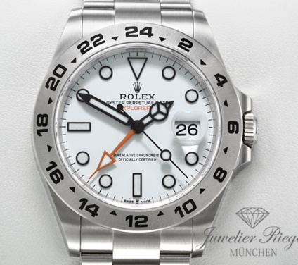 Uhransicht von vorne, hauptsächlich das Zifferblatt und die Lünette sichtbar. Ungetragen Rolex Explorer II 42 mm 226570 2026 Edelstahl Automatik Zweite Zeitzone