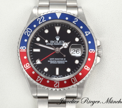 Uhransicht von vorne, hauptsächlich das Zifferblatt und die Lünette sichtbar. Rolex GMT Master II Stahl 16710 2002 Pepsi Automatik Edelstahl Herrenuhr