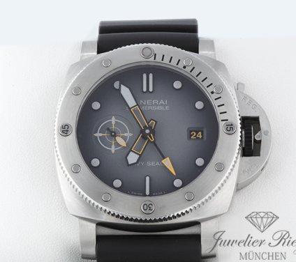 Uhransicht von vorne, hauptsächlich das Zifferblatt und die Lünette sichtbar. Panerai Submersible GMT Navy Seals 44 mm PAM01323 2024 Edelstahl Automatik