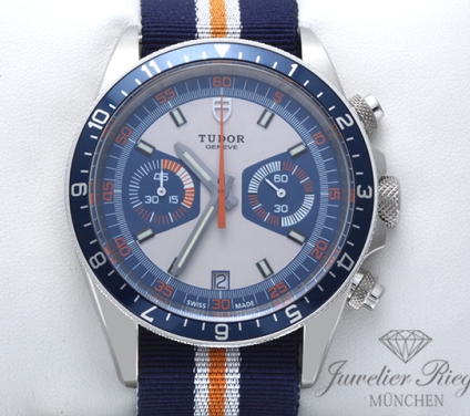 Uhransicht von vorne, hauptsächlich das Zifferblatt und die Lünette sichtbar. Tudor Heritage Chrono Blue 70330B 2022 Edelstahl Automatik Stahl Chronograph