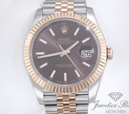 Uhransicht von vorne, hauptsächlich das Zifferblatt und die Lünette sichtbar. Rolex Datejust 41 126331 2017 Edelstahl Rosegold 750 Rolex-Service 2026 Automatik