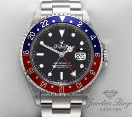 Uhransicht von vorne, hauptsächlich das Zifferblatt und die Lünette sichtbar. Rolex GMT Master II Stahl 16710 T Pepsi 2005 Automatik Zweite Zeitzone blau rot